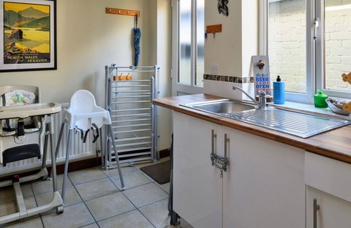 Tremadog House | Stunning villa for 10 guests with WIFI, TV and pets allowed