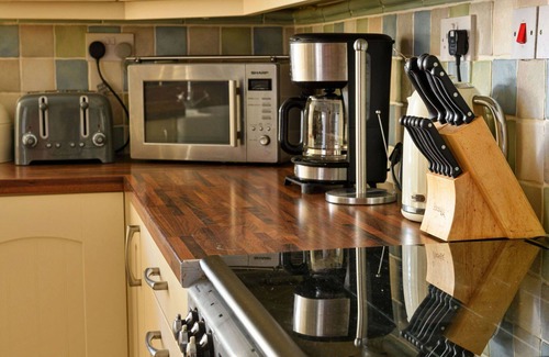 Tremadog House | Stunning villa for 10 guests with WIFI, TV and pets allowed