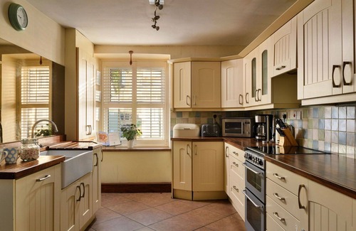 Tremadog House | Stunning villa for 10 guests with WIFI, TV and pets allowed