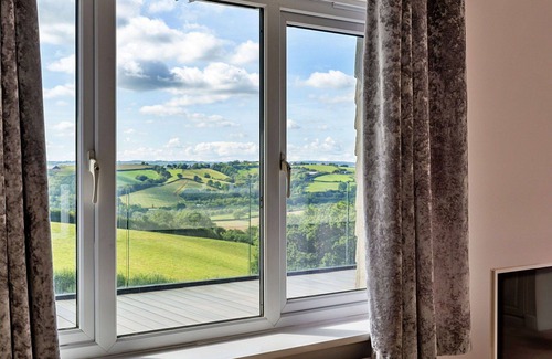 Newton Saint Cyres House | Stunning villa for 10 people with WIFI, terrace, pets allowed and parking