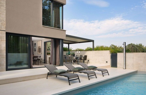 Đuba House | Stunning villa for 10 guests with WIFI, A/C, private pool, TV, terrace and parking