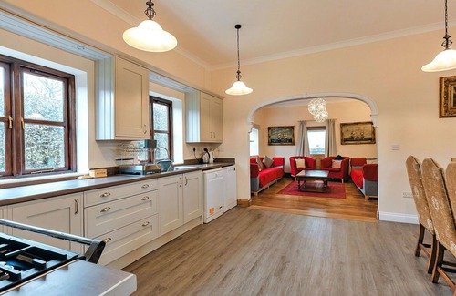 Craven Arms House | Stunning villa for 12 guests with WIFI, pool and terrace