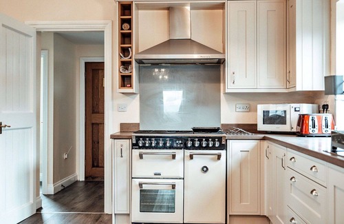 Craven Arms House | Stunning villa for 12 guests with WIFI, pool and terrace
