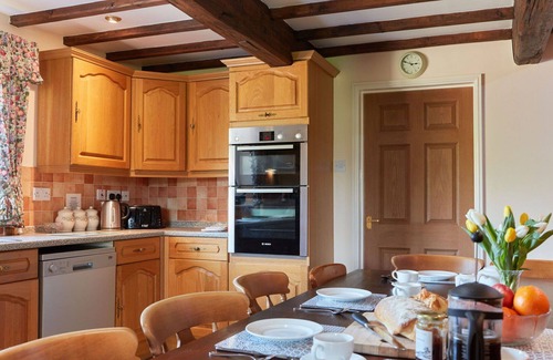Dalbury Lees House | Stunning villa for 19 guests with hot tub, WIFI and parking