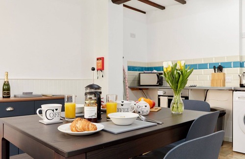 Dalbury Lees House | Stunning villa for 19 guests with hot tub, WIFI and parking