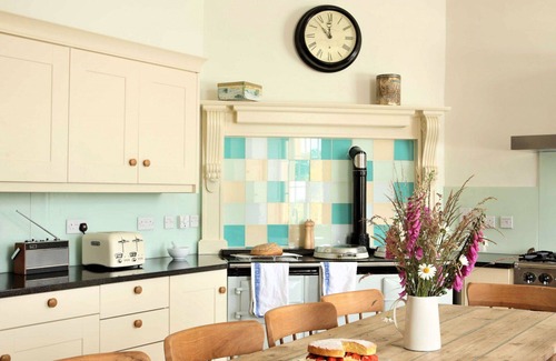 Saltash House | Stunning villa for 19 people with pool, WIFI, TV, terrace and pets allowed