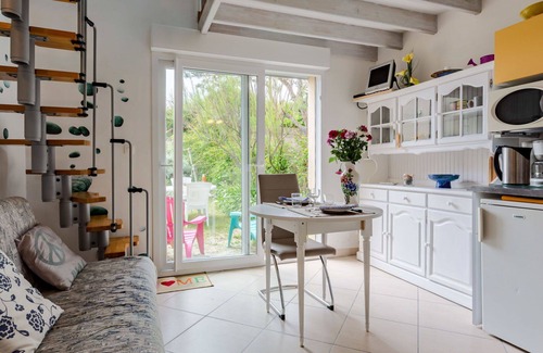 Surville House | Stunning villa for 2 guests with TV and terrace