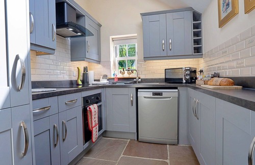 Tansley House | Stunning villa for 2 guests with WIFI, pets allowed and parking
