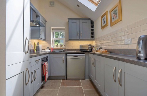 Tansley House | Stunning villa for 2 guests with WIFI, pets allowed and parking