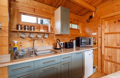 Surlingham House | Stunning villa for 2 guests with WIFI and pets allowed