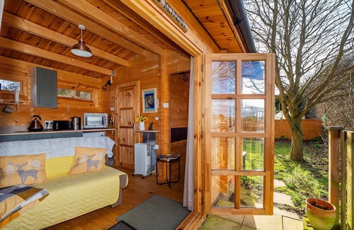 Surlingham House | Stunning villa for 2 guests with WIFI and pets allowed
