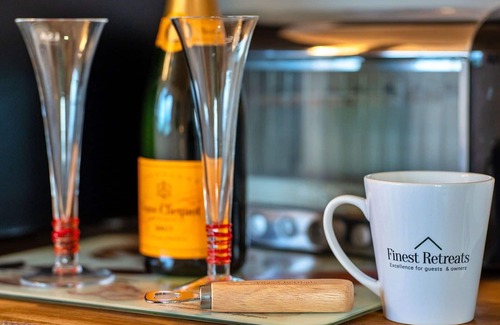 Treknow House | Stunning villa for 2 guests with WIFI, terrace and parking