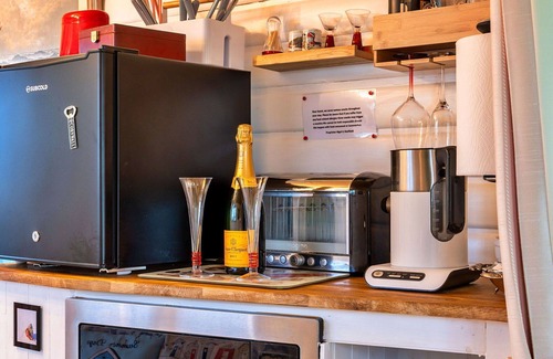 Treknow House | Stunning villa for 2 guests with WIFI, terrace and parking