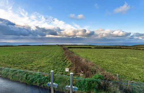Treknow House | Stunning villa for 2 guests with WIFI, terrace and parking