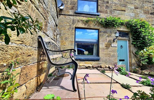 Glaisdale House | Stunning villa for 4 guests with WIFI, terrace and parking