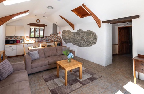 Fivelanes House | Stunning villa for 5 people with hot tub, WIFI, patio, pets allowed and parking