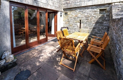 Fivelanes House | Stunning villa for 5 people with hot tub, WIFI, patio, pets allowed and parking