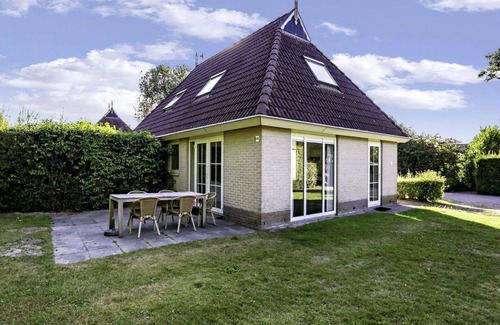 Eernewoude House | Stunning villa for 5 people with WIFI, TV, terrace and parking