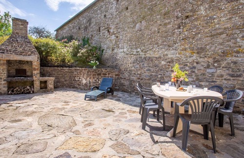 Portbail House | Stunning villa for 6 guests with WIFI, TV, terrace, pets allowed and parking