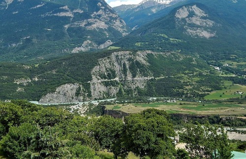 Chateauroux-les-Alpes Villa | Stunning villa for 6 guests with WIFI, pool, TV and parking