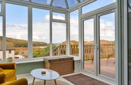 Holywell House | Stunning villa for 6 guests with WIFI, terrace, pets allowed and parking