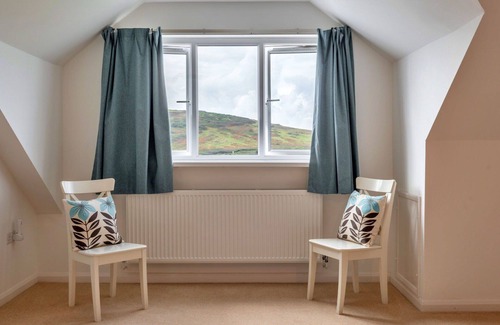 Holywell House | Stunning villa for 6 guests with WIFI, terrace, pets allowed and parking