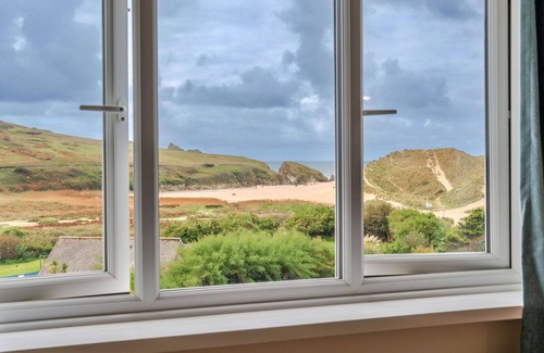 Holywell House | Stunning villa for 6 guests with WIFI, terrace, pets allowed and parking