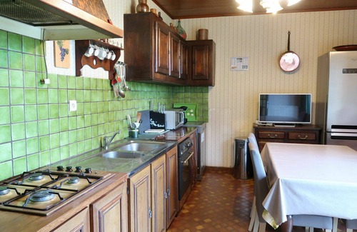 Vains House | Stunning villa for 6 guests with TV, patio and parking
