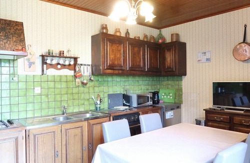 Vains House | Stunning villa for 6 guests with TV, patio and parking