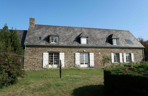 Vains House | Stunning villa for 6 guests with TV, patio and parking