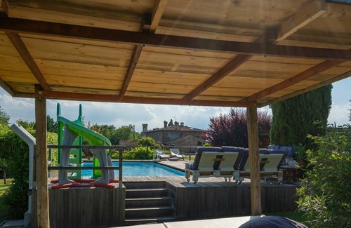 Twist Villa | Stunning villa for 6 people with WIFI, private pool, TV, patio, pets allowed and parking