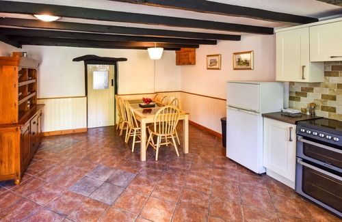 Fivelanes House | Stunning villa for 7 people with hot tub, WIFI, TV, patio, pets allowed and parking