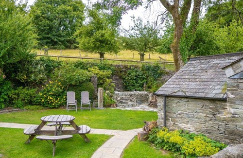 Fivelanes House | Stunning villa for 7 people with hot tub, WIFI, TV, patio, pets allowed and parking
