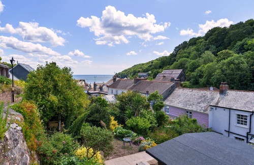 Cawsand House | Stunning villa for 8 guests with WIFI, terrace and pets allowed