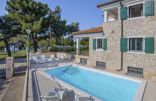 Basanija House | Stunning villa for 8 people with A/C, WIFI, private pool, TV and terrace