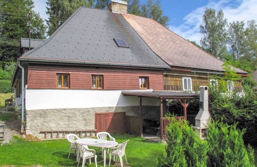 Lenora House | Stunning villa for 11 guests with TV, patio, pets allowed and parking