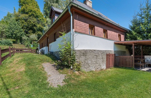 Lenora House | Stunning villa for 11 guests with TV, patio, pets allowed and parking