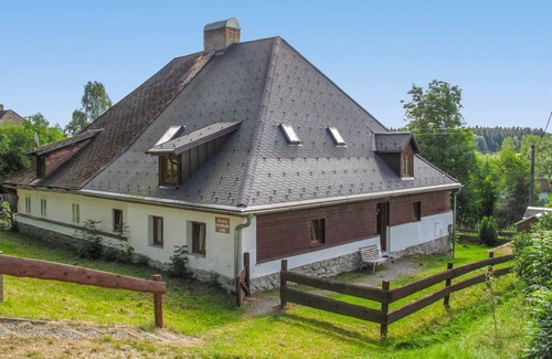 Lenora House | Stunning villa for 11 guests with TV, patio, pets allowed and parking