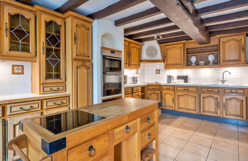Bridgnorth House | Stunning villa for 8 people with WIFI, hot tub, terrace, pets allowed and parking