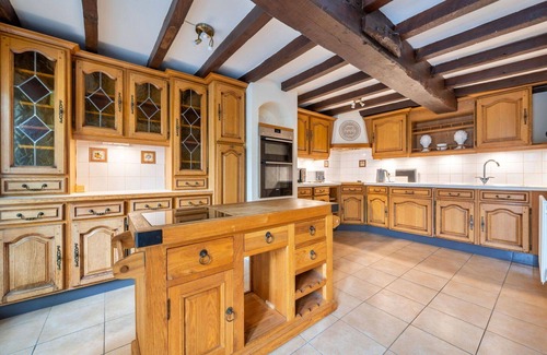 Bridgnorth House | Stunning villa for 8 people with WIFI, hot tub, terrace, pets allowed and parking