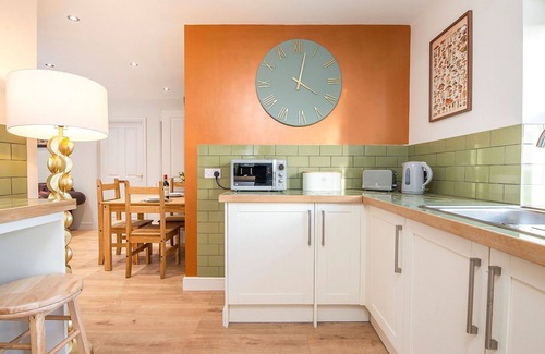 Carmarthen House | Stunning villa for 19 guests with hot tub, private pool, WIFI, pets allowed and parking