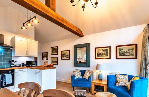 West Meon House | Stunning villa for 2 guests with WIFI and parking