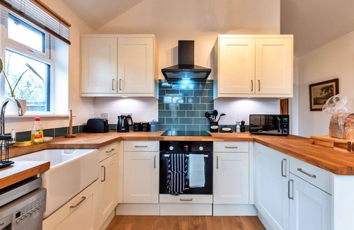 West Meon House | Stunning villa for 2 guests with WIFI and parking