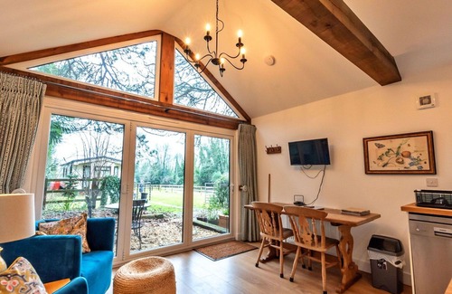 West Meon House | Stunning villa for 2 guests with WIFI and parking