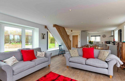 Thurlby House | Stunning villa for 6 people with WIFI, pets allowed and parking