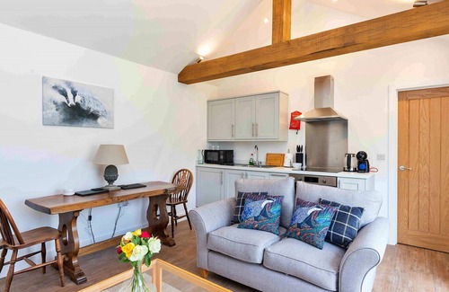 Thurlby House | Stunning villa for 2 guests with WIFI, terrace, pets allowed and parking