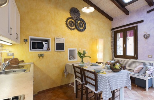 Diano Arentino House | Stunning villa for 4 guests with WIFI, TV, balcony, pets allowed and parking