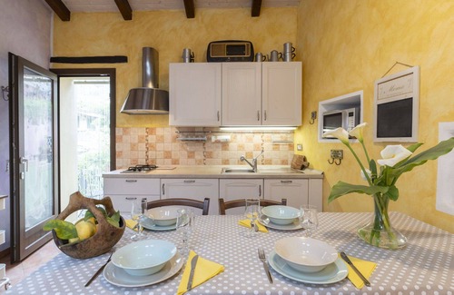 Diano Arentino House | Stunning villa for 4 guests with WIFI, TV, balcony, pets allowed and parking