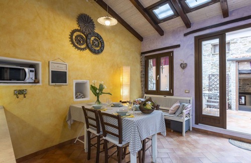 Diano Arentino House | Stunning villa for 4 guests with WIFI, TV, balcony, pets allowed and parking
