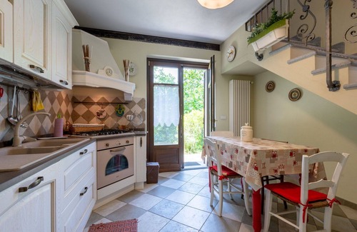 Montaldo Roero House | Stunning villa for 8 guests with TV, balcony and pets allowed